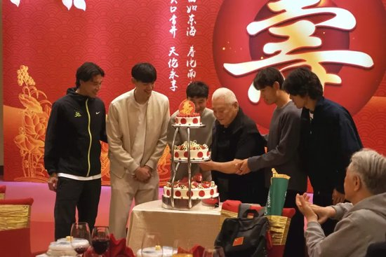 年维泗92岁寿宴：崇明五虎当天往返，徐根宝定调“相聚、感恩、奋斗”