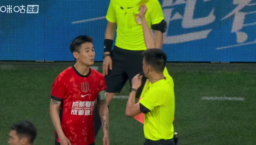 11黄+补时15分钟，李海新争议判罚主导蓉城0-1海港